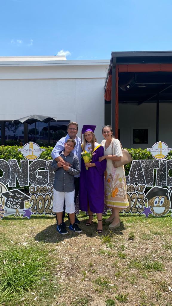Família da Bridge na formatura de Tainá na Montverde Academy